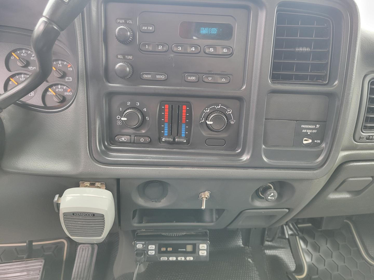 2005 White /Black GMC Sierra 3500 Ext. Cab 4WD (1GDJK39G65E) with an 8.1L V8 OHV 16V engine, Automatic transmission, located at 450 N Russell, Missoula, MT, 59801, (406) 543-6600, 46.874496, -114.017433 - Photo#17